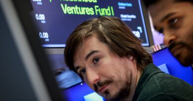 Robinhood’s venture fund, which gives investors access to private companies, tanks 11% on first day